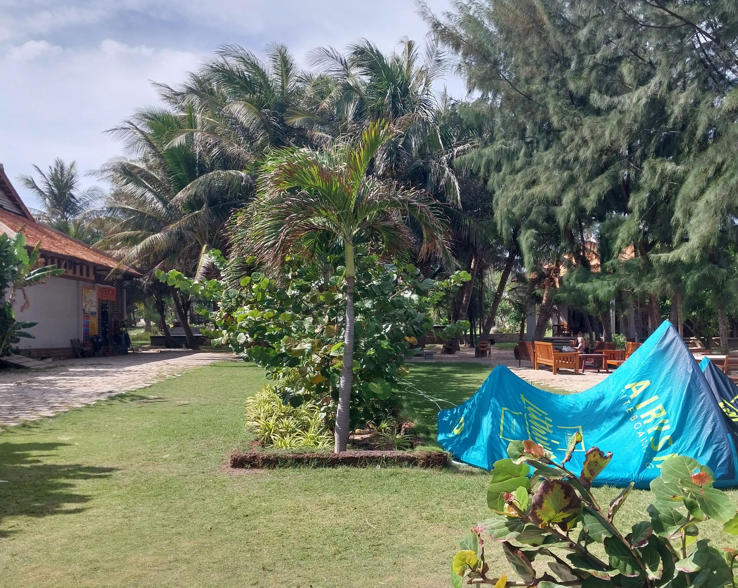 Поляна для складывания кайтов. Кайт школа в Муйне