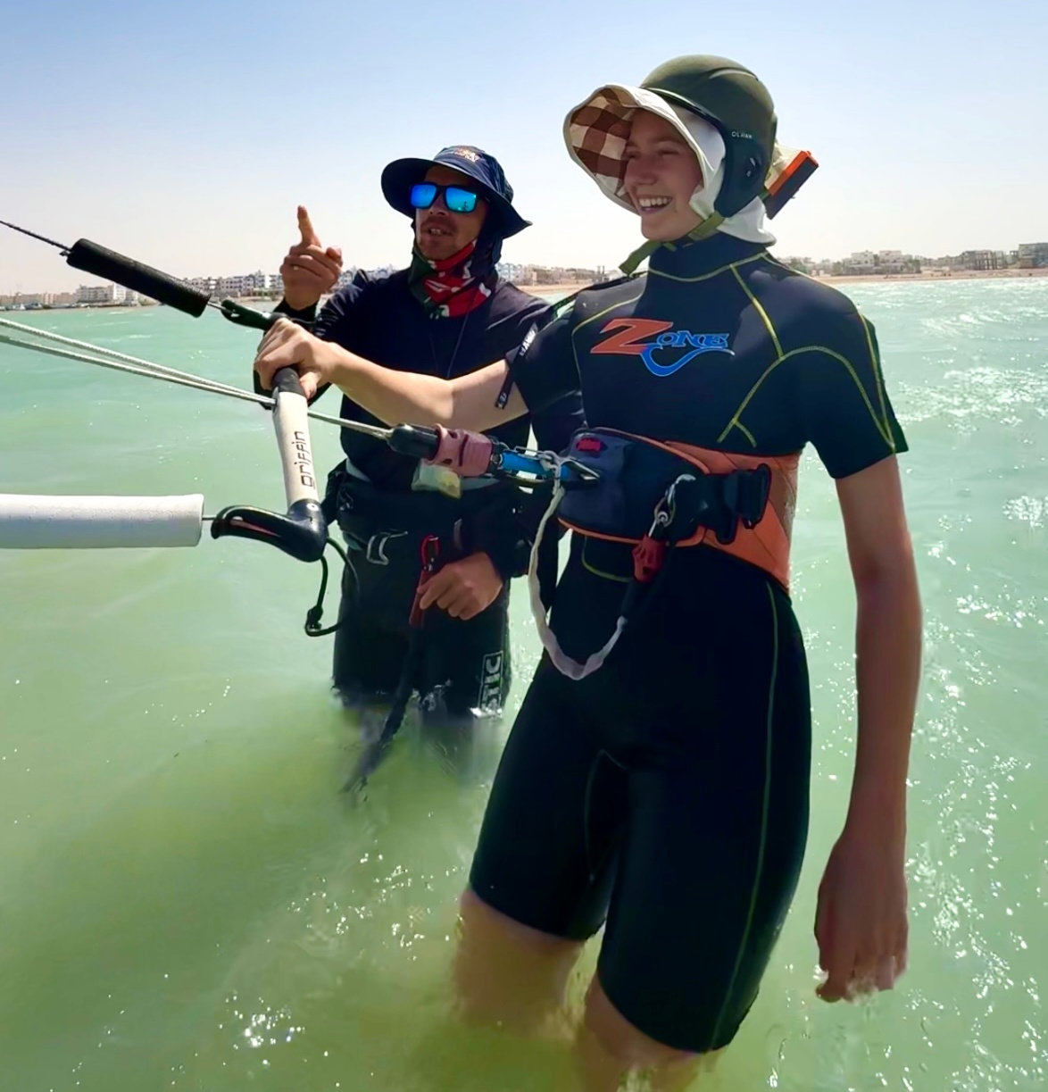 Ученица тренируется управлять кайтом