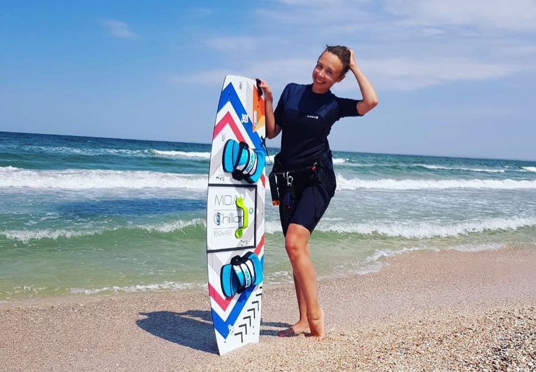 Девушка с доской для кайтсерфинга